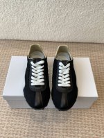 MaisonMargiel* MM6德训休闲鞋鬼才设计师品牌，一个轻奢品牌上脚很百搭哦，也很随脚舒适，这一款德国训练鞋延续了经典的T形真皮拼接设计，经过设计团队