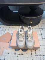 Miu Miu繆繆 25 Prelude 系列 Tyre 阿甘 休闲 运动鞋 Tyre运动鞋灵感来源于汽车轮胎的设计。橡胶材质的外底加上流线型设计，结合了优雅和