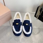 出厂价 Miumiu 毛鞋 Miumiu缪缪 最新款 平底毛毛豆豆鞋 走秀新款复古时尚 简约高级 随意搭配 上脚非常舒适，超级重工 鞋面原版牛反绒 内里羊毛 原