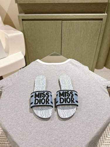 橙子出厂价90 迪奥 Miss Dior系列平底拖鞋 字母刺绣Logo拼色一字拖鞋 1ｏ 专柜同步最新配色夏季胶囊系列立体刺绣度假字母拖升级版！ 美爆的全新系列