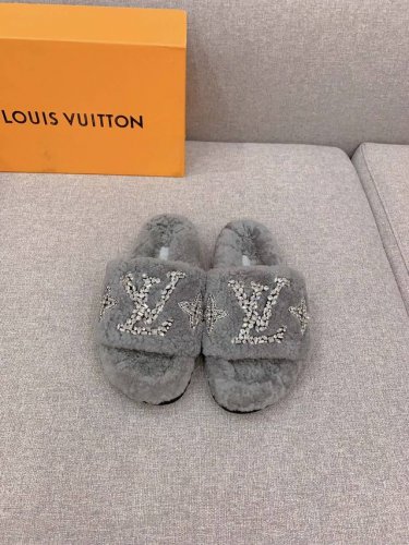 出厂价 Louis Vuitto*新款泰迪毛毛拖鞋 超闪水钻logo点缀精致无比 超级厚实的澳洲进口羊毛 犹如踩在云朵般的感觉 拉长腿部线条 面料进口澳洲羊毛