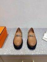 Hermes 爱马仕 25ss新款 厚底kelly扣 乐福鞋鞋型很好看，见到到极致的造型，搭配kelly的点缀，高级感十足！面料：原版进口高丝光牛反绒 牛皮内里