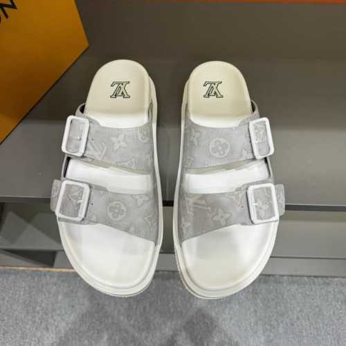 码数38-45LV路易威登 最新款 系列 Oblique 厚底 拖鞋 凉鞋原版购入开发 做货 这款 LV H-Town 凉鞋致敬运动风格经典标识，彰显 LV 的