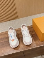 路易威登新款超好穿的运动鞋 Run 55运动鞋于新季焕新回归，拼接科技面料与皮革，成就闲适都市构型。侧面点缀别致 Monogram 花卉图案。加厚橡胶外底再度诠