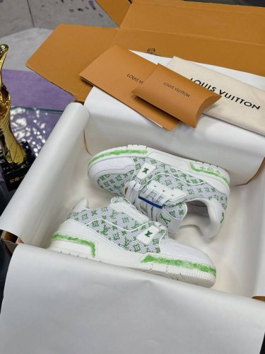 工厂价 工艺擦色定制进口材料 原版开发 品质出货 欧韩lv最新走秀款 欢迎对比 Lv板鞋系列 Lv Trainer Maxi运动鞋将成衣系列的宽松廓形引入vir