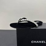 310 香奈儿Chanel Thongs是25C春夏 秀场烫钻珍珠夹脚人字拖鞋 夏天的人字拖莫名让人感到自由 带上镶嵌了双C水晶珍珠标志 太精致了 也太好看了吧