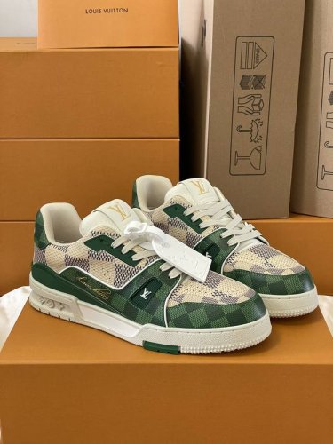 顶级版本 情侣款上线本款 LV Trainer运动鞋款号VL 0273 此款选用Damier粒面牛皮革玩味色彩和比例玄机，再以工致鞋面和侧面手写体路易威登标识压