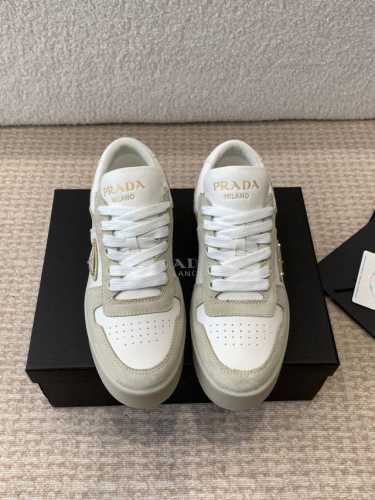Prada 25ss p家 25春夏厚底小白鞋 德训风格 麂皮和光面皮拼接撞色，细节感跟好 三角标点缀，简单高级！关键上脚超显腿长，轻松拉长腿部显腿！Size: