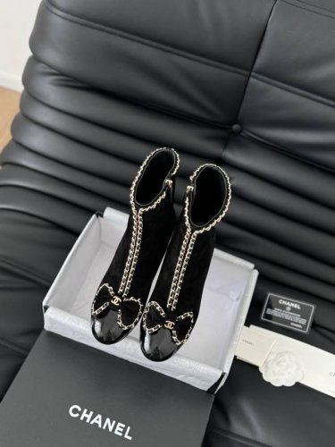 Chanel 24B 秋冬新品链条靴 巨好看的经典一系列！上图必爆！ 鞋面牛皮 羊京 内里羊皮 真皮大底 Size:35-39 其他码数定