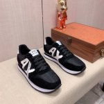 新款: 厂价: 阿玛尼armani* 最新爆款休闲鞋，顶端品牌奢侈～代购，顶级～质量 鞋面選用进口透气牛皮搭配材质透气羊皮垫脚 精细做工 原版个性时尚柔软橡膠耐