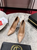 CL扣单鞋w. 本季新品是运动型 Kate，它是对标志性 Kate 高跟鞋的运动型改造。这款鞋采用漆皮柔软皮革分层，是适合城市生活的，这要归功于超舒适、柔软的鞋