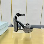 出 全色系升级 Prada 普拉达猪笼鞋锯齿罗水钻凉鞋，复古时髦前卫的轮齿55Mm 厚底鞋底搭配满钻鞋面，让整双鞋轻便舒适 鲜艳色彩 满足不同风格时髦人士的多种