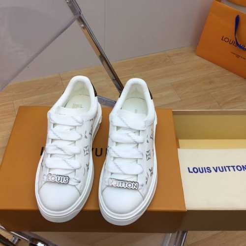 Lv Time Out 厚底新款小白鞋 独家首发、时尚爆款。延续了以往经典的外观设计，鞋身烫金Logo彰显品牌魅力，五金扣Logo俏皮可爱，再现青春活力。市面