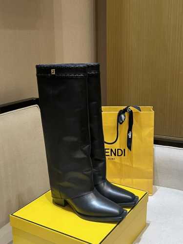 fendi 采用顶级小牛皮、顶级透染牛皮内里垫脚，双层真皮注塑大底 真皮底里最贵最难的做法 ，真层皮包跟！鞋腿部分覆盖鞋跟，形成三维错视效果，正面饰有软褶裥。靴