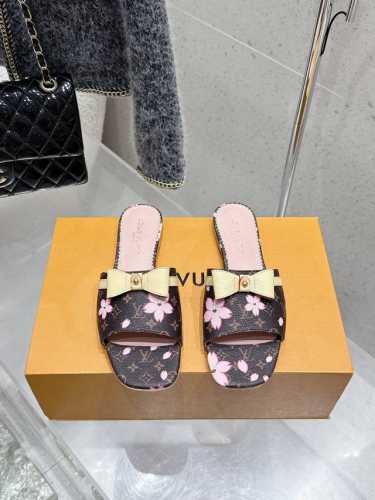 Louisvuitton 25 春夏新款 蝴蝶结跟矮跟凉拖鞋 很难不怀疑是不是借鉴了唐朝的唐三彩作为基础，创新成Lv经典标志Logo，采用彩色以及鞋面的大面积底
