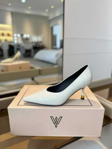 价格P： Vanda Novak来自意大利品牌 全网独家 耗时3个月研发 鞋跟独特设计酒杯 重磅系列 众多联手意大利品牌 推出高级感满分的鞋款系列 火遍Ins神