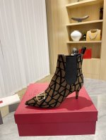 Valentino 华伦天奴～独特的 V标织物印花图案 配浅金色金属 V扣 时装女靴：原版工艺制作，上脚舒适百搭显大长腿！绝对上档次！ 面料：高级织物印花布进口