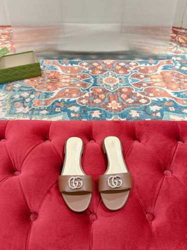 Gucci 2025春夏新款露趾凉鞋拖鞋每个细节皆经过精心细致打造，巧妙运用圆头和粗跟等设计元素演绎时尚复古风范。典藏的双G镶钻扣细节令人联想起品牌的时尚气息浓