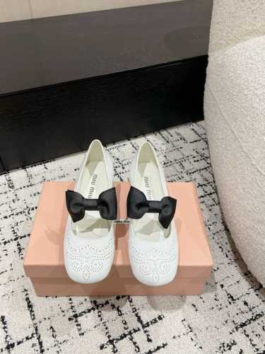 Miu Miu 缪缪 25 早春新品 专柜主打最新走秀款 蝴蝶结复古玛丽珍粗跟单鞋火爆上新！ 缪家高货 顶级工艺打造精品质感 无敌舒适 绝对是一见钟情款！时尚百