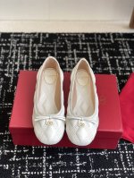 代购级 Valentino 华伦天奴 25Ss 春夏 新款 电绣 芭蕾舞鞋 无法拒绝的芭蕾舞鞋 相比于其他芭蕾舞鞋铆钉款更精致哦。 鞋面定制进口羊皮 内里定制绵