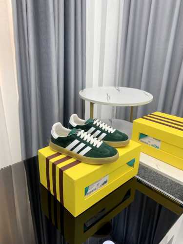 冲量价: 男+10顶级版本 全新升级对版 Adidas X Gucci联名款运动鞋 情侣款休闲板鞋 爆款 融汇两个品牌丰富且历史悠久的典藏元素，联名系列在三根线