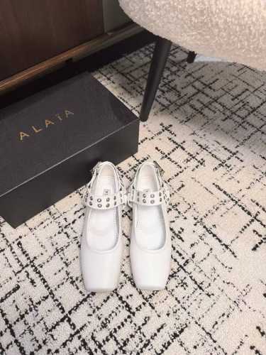 380 alaia｜阿莱亚经典复古 玛丽珍鞋芭蕾舞鞋 满满的少女风 既摩登又复古的味道 非常的简约大气 不管是半身裙 连衣裙还是牛仔裤 它都能成为点睛之笔！ G