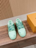 限男码 #路易威登#系列最新运动鞋 品质再次升级、细节超赞 简直不要太好看！官网开售十分钟立刻抢光光的款。 Tpu大底、模具费2W+ 质感媲美原版 垫脚聚米微料