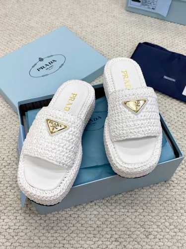Prada 拉菲草编织拖鞋 超火爆最新春夏锯齿罗马编织超轻厚底 拖鞋！复古时髦前卫的轮齿 让整双鞋轻便舒适鲜艳色彩满足不同风格时髦人士的多种选择1开模大底 跟高