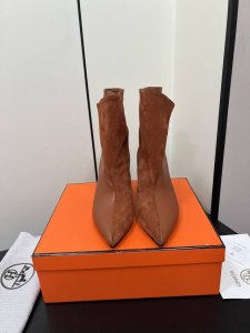 短 长 Hermes 爱马仕经典走秀款短长靴 毋庸置疑是奢侈品中的翘楚 每个单品出来都是非常深入人心虽然款式出的少 但是胜在精 胜在经典 从来不会过时 属于保值