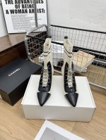 顶级版本chane* 小香24Ss秋冬新品尖头袜子短靴 帅气与舒适度于一体的单品鞋筒链条双c 点缀 优雅高级！细节工艺都无可挑剔的了！ 鞋面：牛皮弹力筒 跟高：