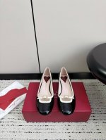Roger Vivier 24Ss春夏新款圆头 平底单鞋 专柜新款单鞋系列上新 气质优雅小清新的一款，最新版型上脚奢华精致，高级感满满，通勤风名媛风都妥妥驾驭