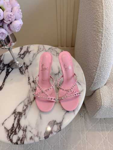 出厂价 Christian Loubouti* 新款铆钉红底高跟拖鞋 野性与性感之美 流畅的曲线勾勒曼妙风情 尽显性感风姿 万年经典款 鞋面羊皮原版铆钉 内里垫