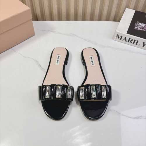 缪缪miumiu2025vs春夏新款拖鞋系列 专柜主打最新款 休闲小白鞋硬货上新 代购级别！高级感十足！国内外博主刷爆的一款，复古又时髦 上脚美炸了！官网主推款