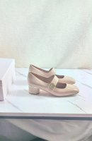 Miss Dior 迪奥经典巴黎走秀款秋冬新品金属扣单鞋系列这款miss单鞋系列巴黎走秀爆款，优雅时尚 采用漆皮皮革精心制作，款式简约，鞋面饰以金色饰面金属lo