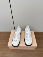 Miumiu24款 玛丽珍时尚四季单鞋 2024走秀场曝光、时尚玛丽珍单鞋，下面3D雕花冲孔设计、独特风格，非常有质感！上脚非常轻便 百搭！ 面料 原版开边珠牛