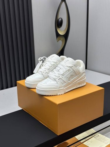 工厂直销 顶级版本 LV-路易威登-经典走秀新款空胶工艺 原版1：1开发复刻！！上脚非常舒适 奢侈用料，做工精细，中底印有欧洲制造英文字母鞋面由意大利进口小牛皮