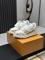工厂直销 顶级版本 LV-路易威登-经典走秀新款空胶工艺 原版1：1开发复刻！！上脚非常舒适 奢侈用料，做工精细，中底印有欧洲制造英文字母鞋面由意大利进口小牛皮