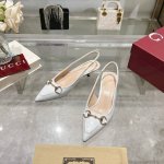 2024-1* 白￥380（35-41）这款优雅的露跟高跟鞋甄选白色Gg皮革匠心制作，颇具辨识感的品牌元素马衔扣为鞋履中央增添亮眼点缀。尖形鞋头搭配松紧系带，低