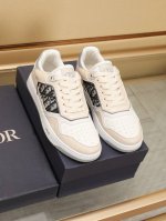 工厂 Dior 迪奥专柜同步上线 这款B27低帮休闲运动鞋是该系列新品，延续 Di*r的经典款式。鞋面选用原版Dior印花效果搭配牛皮革制作，搭配双色纹理大底，