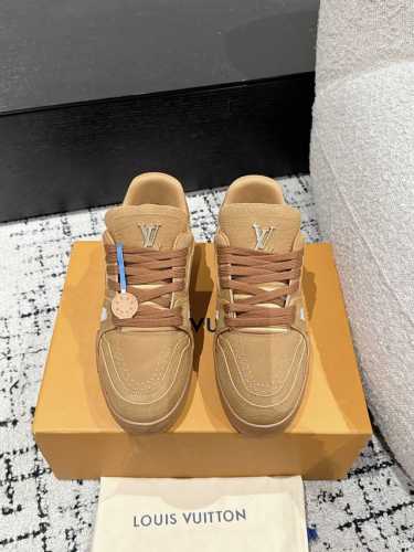 顶级版本 男款LV 路易威登L家 Trainer 24 新款 休闲 运动鞋 滑板鞋 LV Trainer 运动鞋的灵感源自复古篮球鞋，代表 Virgil Abl