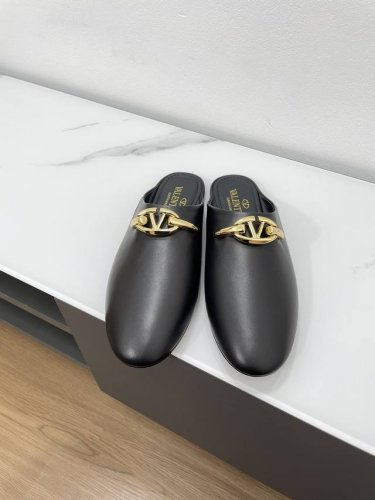 顶级版本 Valentino* 华伦天奴包头穆勒半拖鞋，这是一款可以外出穿的拖鞋，暴走不累脚。超级好穿！小牛皮柔软舒适度爆棚！搭配经典五金logo元素，原版1比