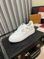 出厂价： Lv路易威登 最新精品男士休闲鞋 ，欧美潮流将尊贵品质与时尚质感完美融合鞋面采用进口压纹牛皮，真皮内里，整体打造时尚个性衬托你的与众不同！经典款，酷帅