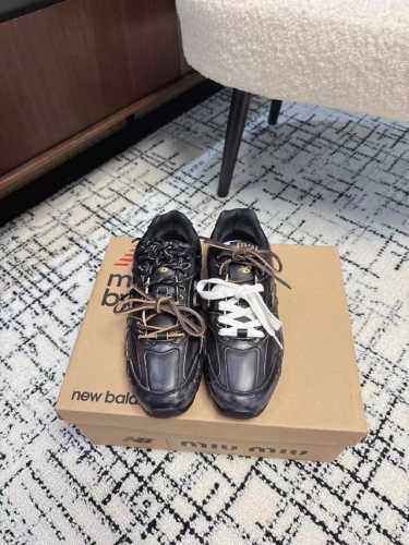 Miu MiuNew Balance 联名系列情侣运动鞋、各大品牌都热衷于跨界联名、缪缪这次联名诚意满满非常有亮点鞋面粒面牛皮拼接、做旧毛边设计、复古又叛逆、令