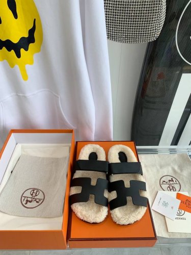 出厂价 Herm*S Fw22 New Arrival～ H家二舅拖鞋，鞋底加羊毛，设计上做了点加法，感觉非常迎合时下的时髦方式 鞋面牛皮，踩着毛毛，脚感超爽，