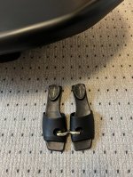 380 toryburc*秀款鞋跟倒置于鞋底戒指拖鞋 这款拖鞋不仅时尚，它采用了倒置式的设计，将鞋跟倒置于鞋底 这种设计不仅独特而且时尚，给人一种别具一格的感觉