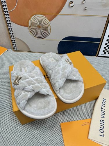 顶级版本lv 新色羊毛拖鞋頂级品质纯皮毛一体羔羊毛打造！米超温暖的感觉，穿上仿佛踩在云朵上经典老花装饰，精致高级！让这双毛拖身价陡增！鞋底是原版开模的防滑橡胶大