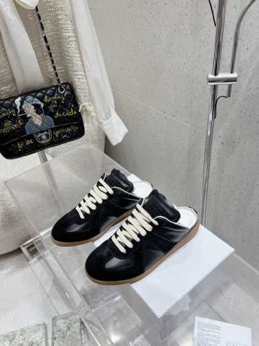 Maison Margiela Mm6马吉拉半拖德训鞋 复古感满分 随便穿搭就可以很高级 鞋子很轻便 穿起来上脚超级舒服透气 最重要不累脚，不磨脚！ 一年四季