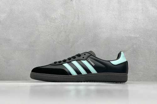 270 Adidas Samba Og 复古桑巴板鞋 这款桑巴鞋展示了高质量的工艺 带有装饰的超锁缝制和无缝的手感 柔软、柔软的皮革造型和标志性的3条纹完成了精