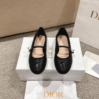 代购级别！迪奥 Dior 芭蕾鞋以 Dior 的高订美学，重新演绎经典风格。采用经典彩色皮革精心制作，饰以藤格纹图案，鞋面饰以精美的罗缎蝴蝶结，点缀以灵感源自经