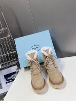 Prada普拉达秋冬新款厚底半拖高帮毛鞋 这款牛筋底上脚非常舒适，今年非常爆，穿上 增高 休闲两不误，清爽的表现足以表达对鞋子的个个细节的把控， 面料：进口羊毛